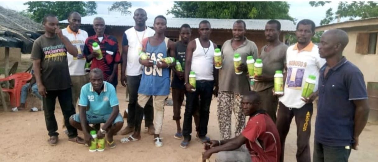 Agriculteurs d'Afrique de l'Ouest avec les produits Turkuvaz