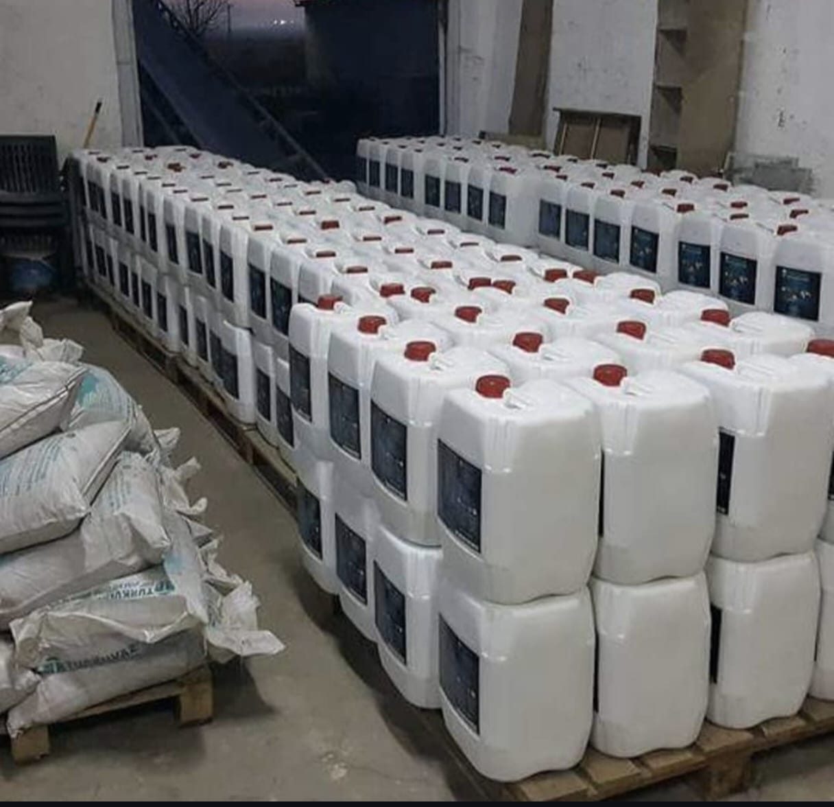 Bidons d'engrais liquide prêts à l'expédition